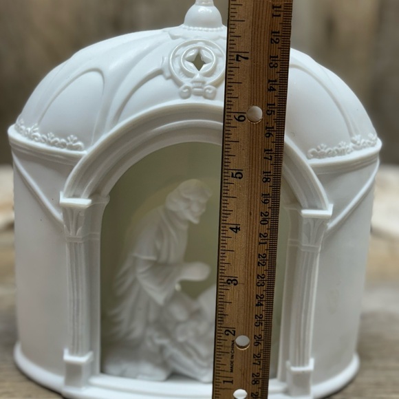 White Porcelain Dome Nativity  Stratfords Masterworks Collection hole for light - Picture 6 of 10